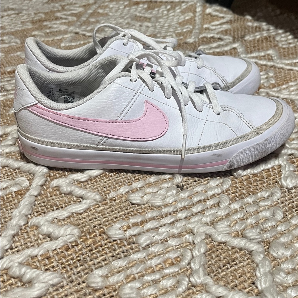 Nike Women's White and Pink Lace-Up Sneakers